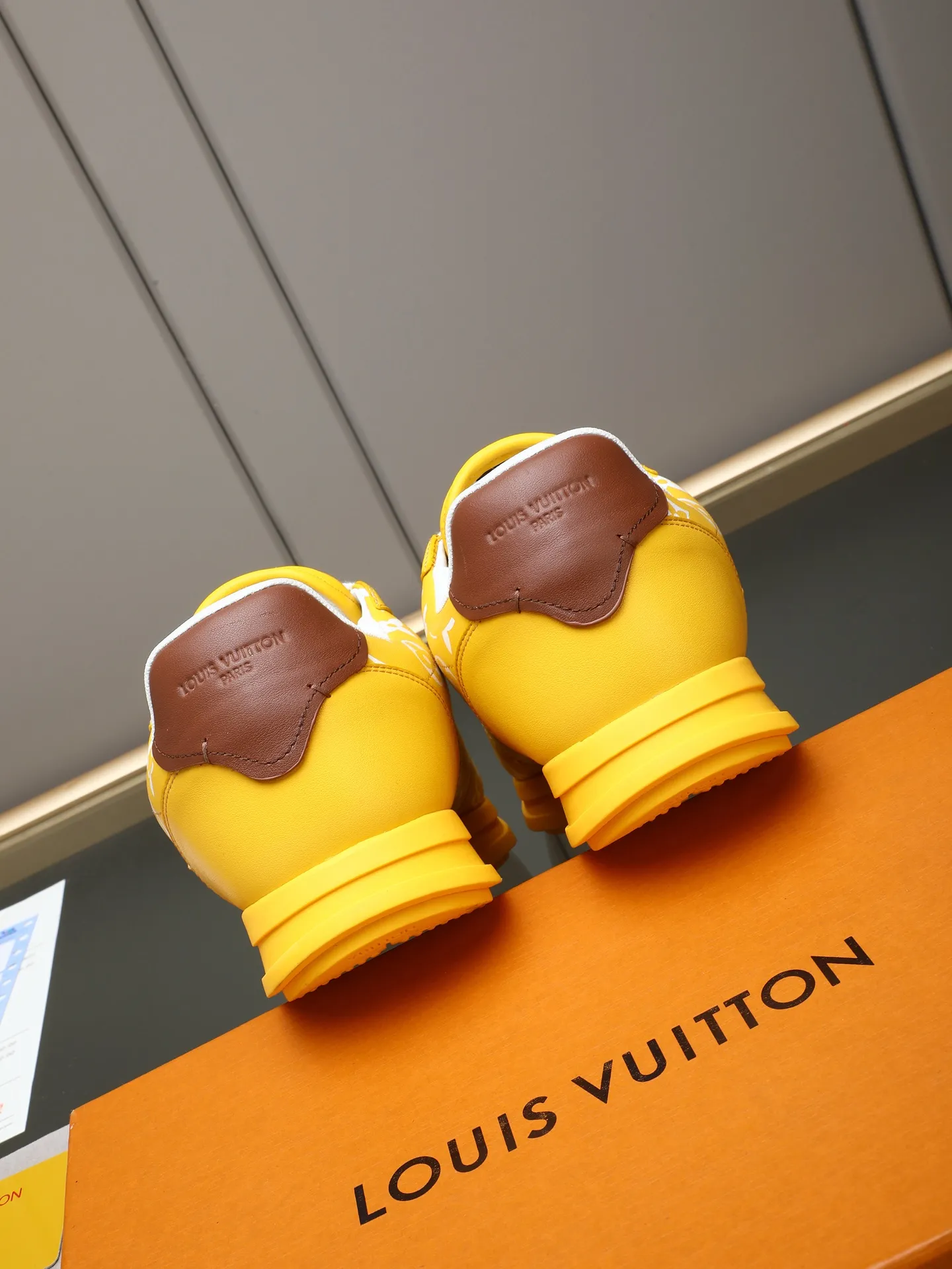 PP560 LV Louis Vuitton L Jialu Brand Runner Tatic Series Thick-soled Casual Sports Shoes Running Shoes Original purchase, development and production This LV Runner Tatic sports shoe combines technical materials such as mesh fabric and ribbons to interpret the inspiration of traditional mountaineering shoes. LV letters are written on one side, the lariat buckle of the quick lacing system is embellished with Monogram flowers and Louis Vuitton logos, and the light and wear-resistant rubber outsole completes the whole. ▪️Fabric: Original imported cowhide + mesh ▪️Inner lining: Original customized breathable mesh ▪️Sole: Original open-molded anti-slip rubber combination material ▪️Size: Men's 38-44 (customized for 45 and 46)